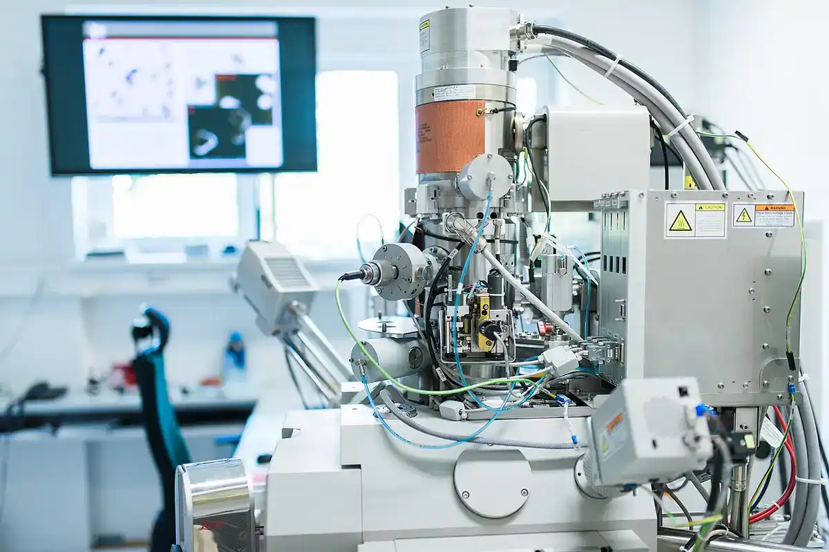 Electron microscope used for cryo-EM imaging of large protein complexes and biomolecules